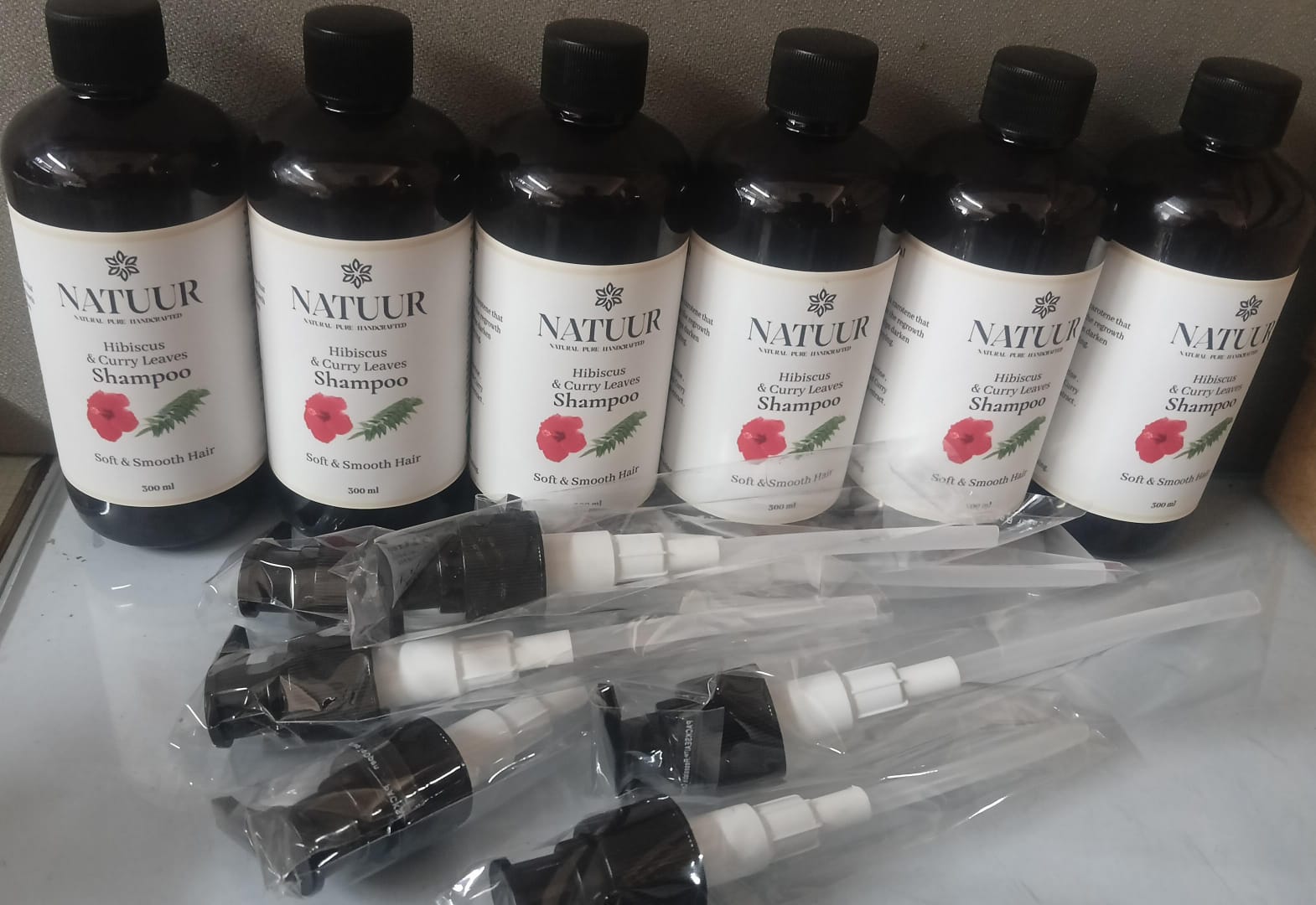 HIBISCUS AND CURRY LEAVES SHAMPOO 300ML